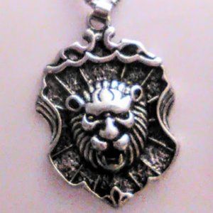 UNISEX Graphic Silver Ancient Medieval LION Shield Design Pendant Necklace